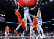 开云体育官网入口-黄蜂擒下老鹰取得争议性胜利，引发球迷狂热争议