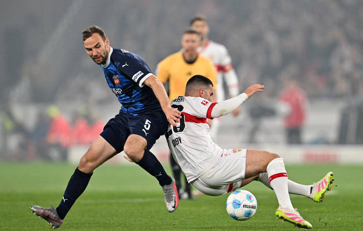 奥格斯堡客场败阵，老法则再显威力