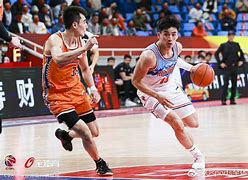 新疆男篮在比赛中全队齐心协力，夺冠的简单介绍