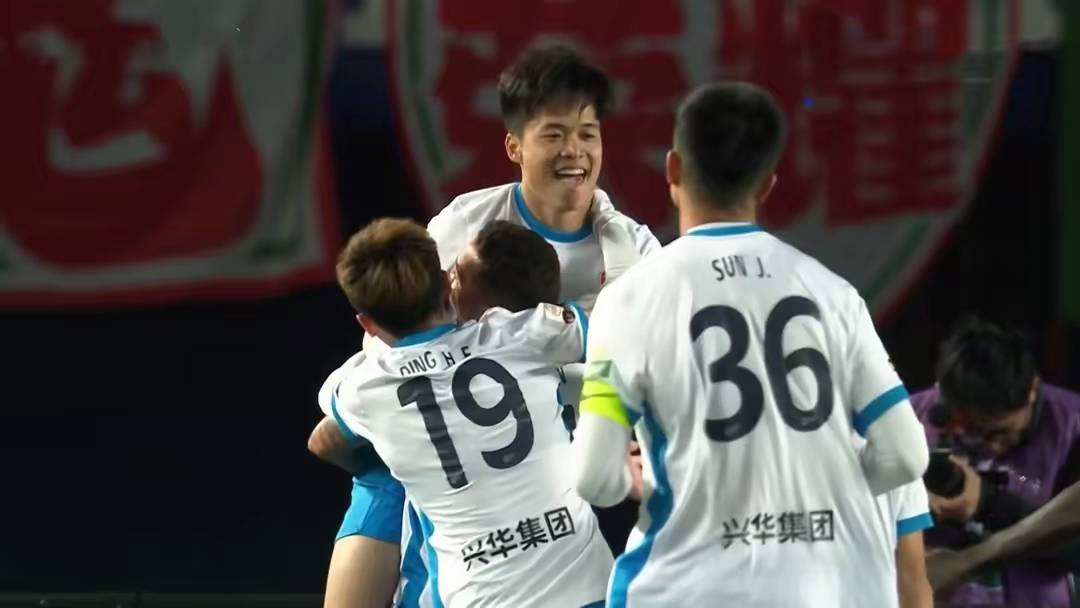 包含瑞典力挫罗马尼亚，积分榜上升的词条