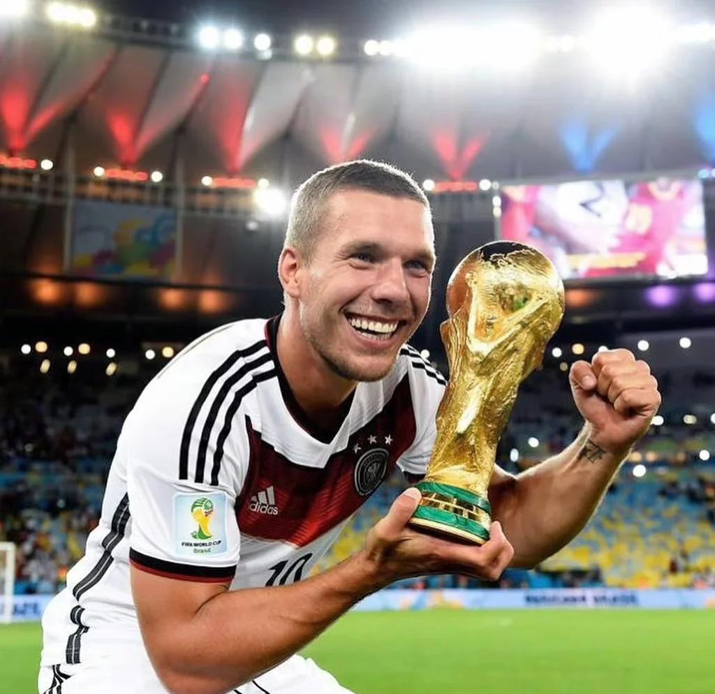 皇家马德里球迷为球队的胜利欢呼雀跃