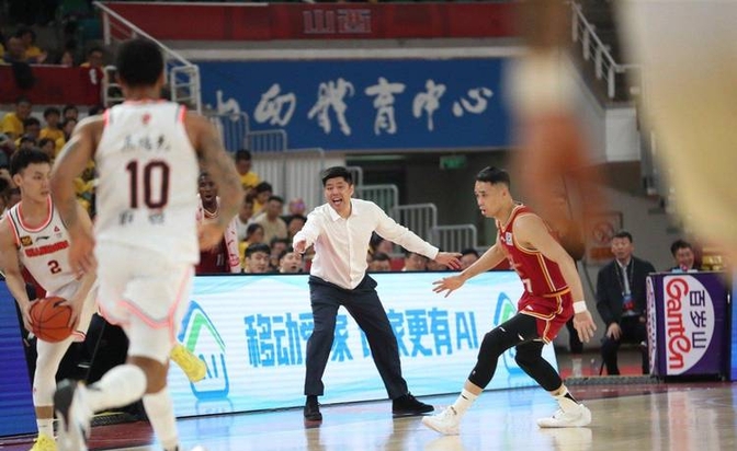 球队主场连胜，主帅战术调动无误