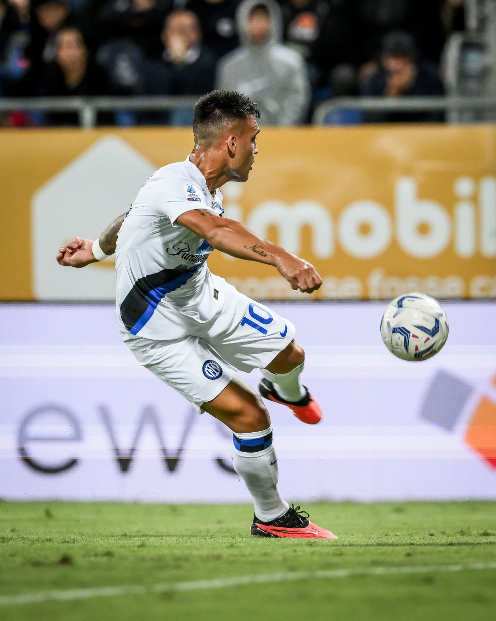 包含国米遭遇卡利亚里阻击，客场难求胜的词条