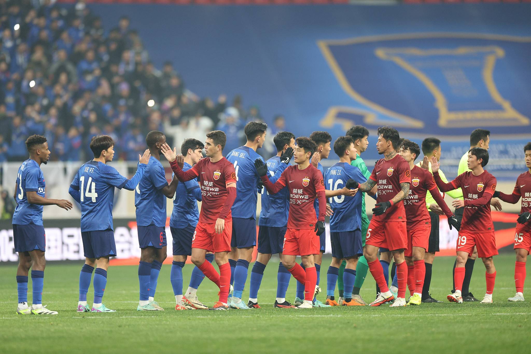 关于申花客场战平绿城，积分榜位置不变的信息