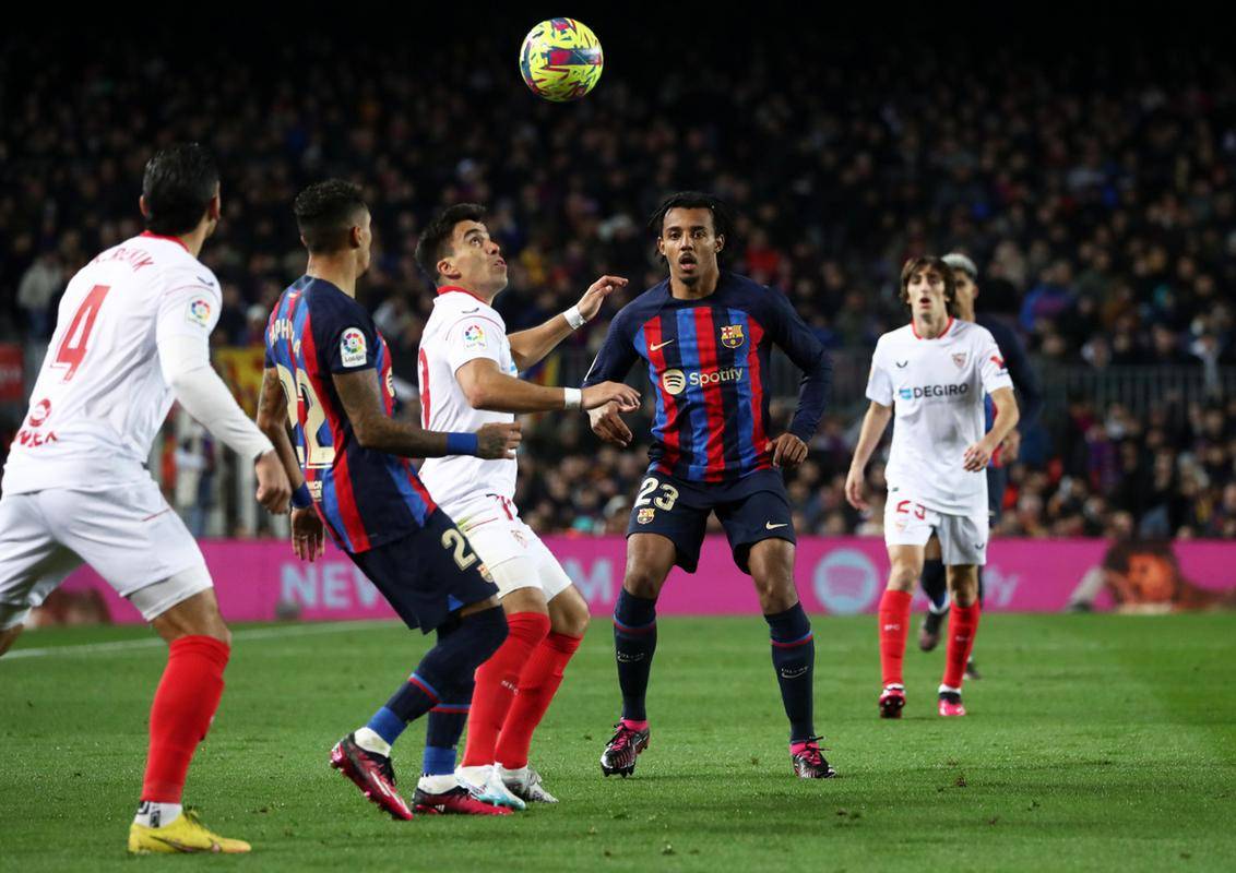 关于拉科鲁尼亚客场擒住赫罗纳，取得胜利的信息