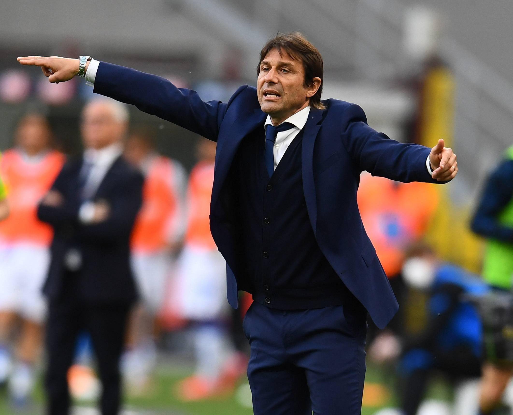 足球明星们在比赛中展现出超凡的实力和技艺