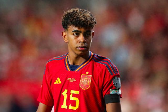 包含西班牙队取得关键胜利！欧预赛榜首之争激烈的词条