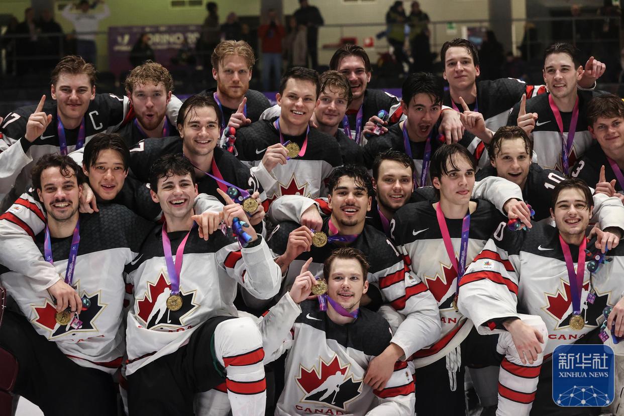 加拿大队在冰球比赛中力挫对手夺冠