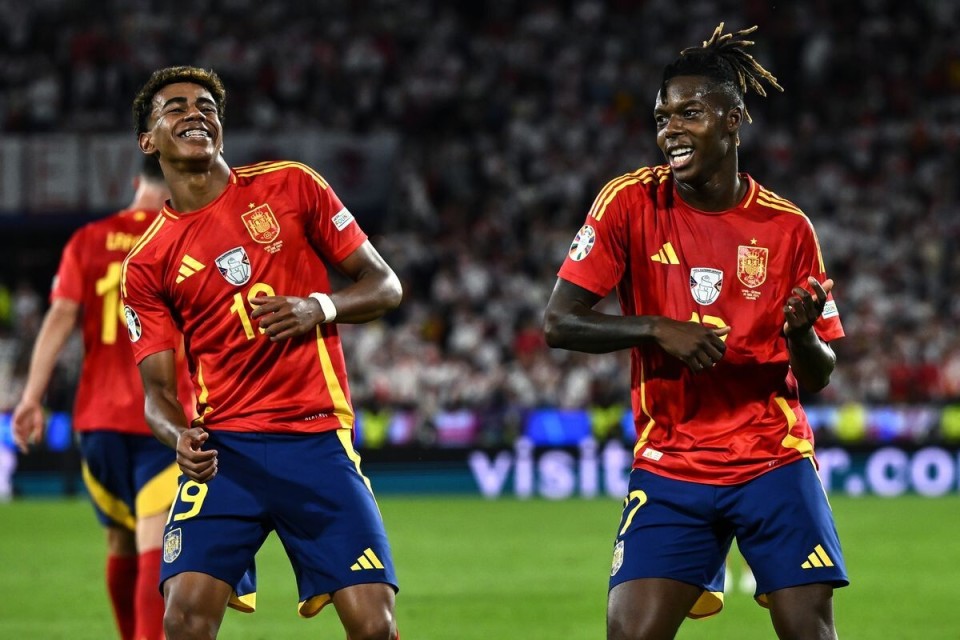 包含西班牙队成功晋级决赛，俄罗斯与英格兰争夺第三名的词条