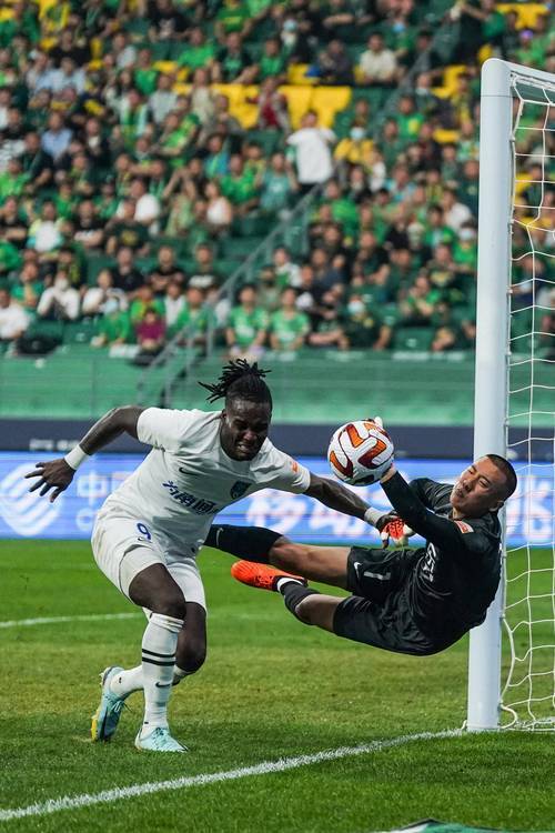 门将连续扑救，助球队零封对手