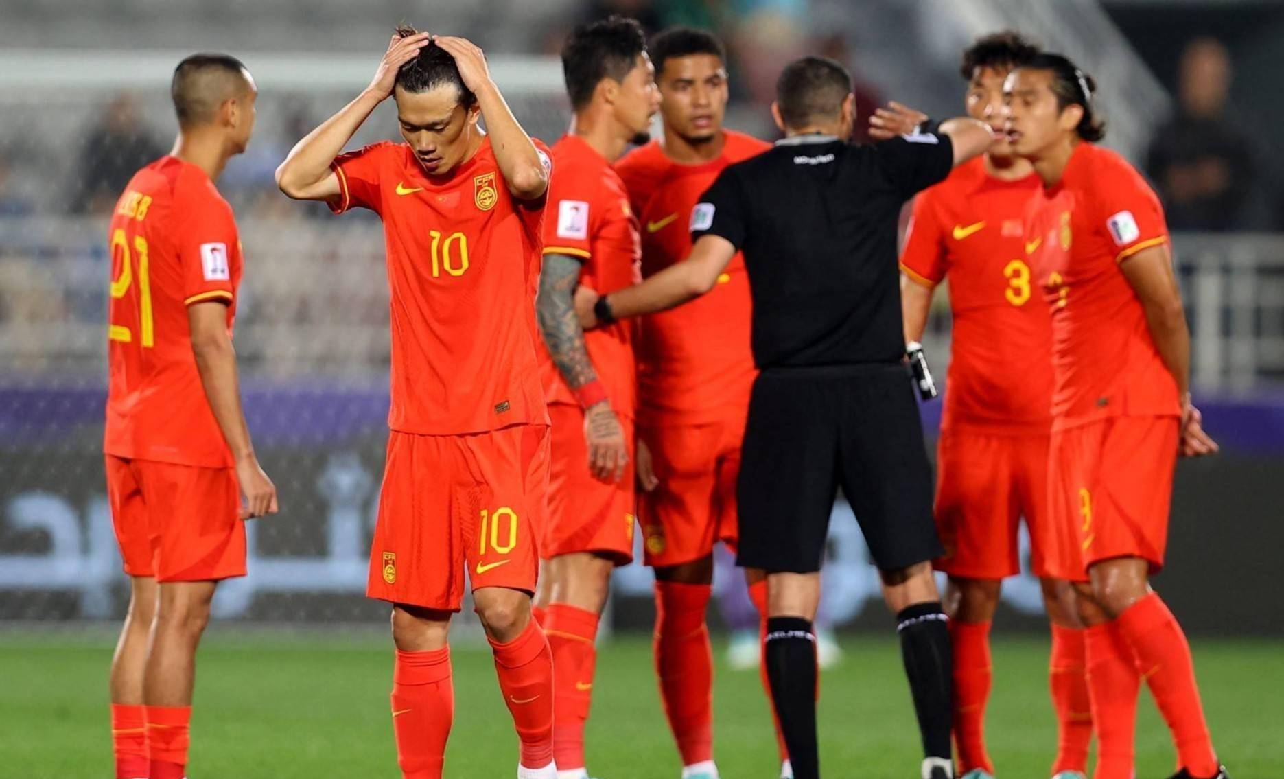 国内足球联赛精彩无比，场面激烈紧张