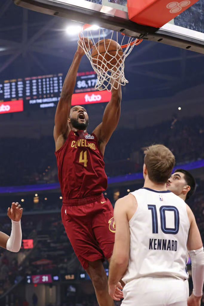 关于双方激烈角逐，比赛带来紧张刺激的信息