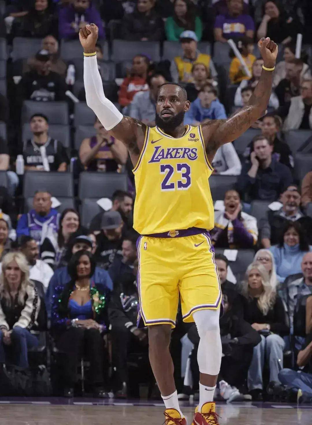 美国篮球明星詹姆斯在比赛中表现出色