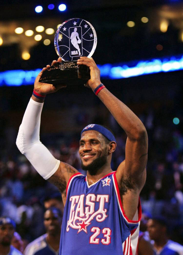 美国篮球明星詹姆斯在比赛中表现出色