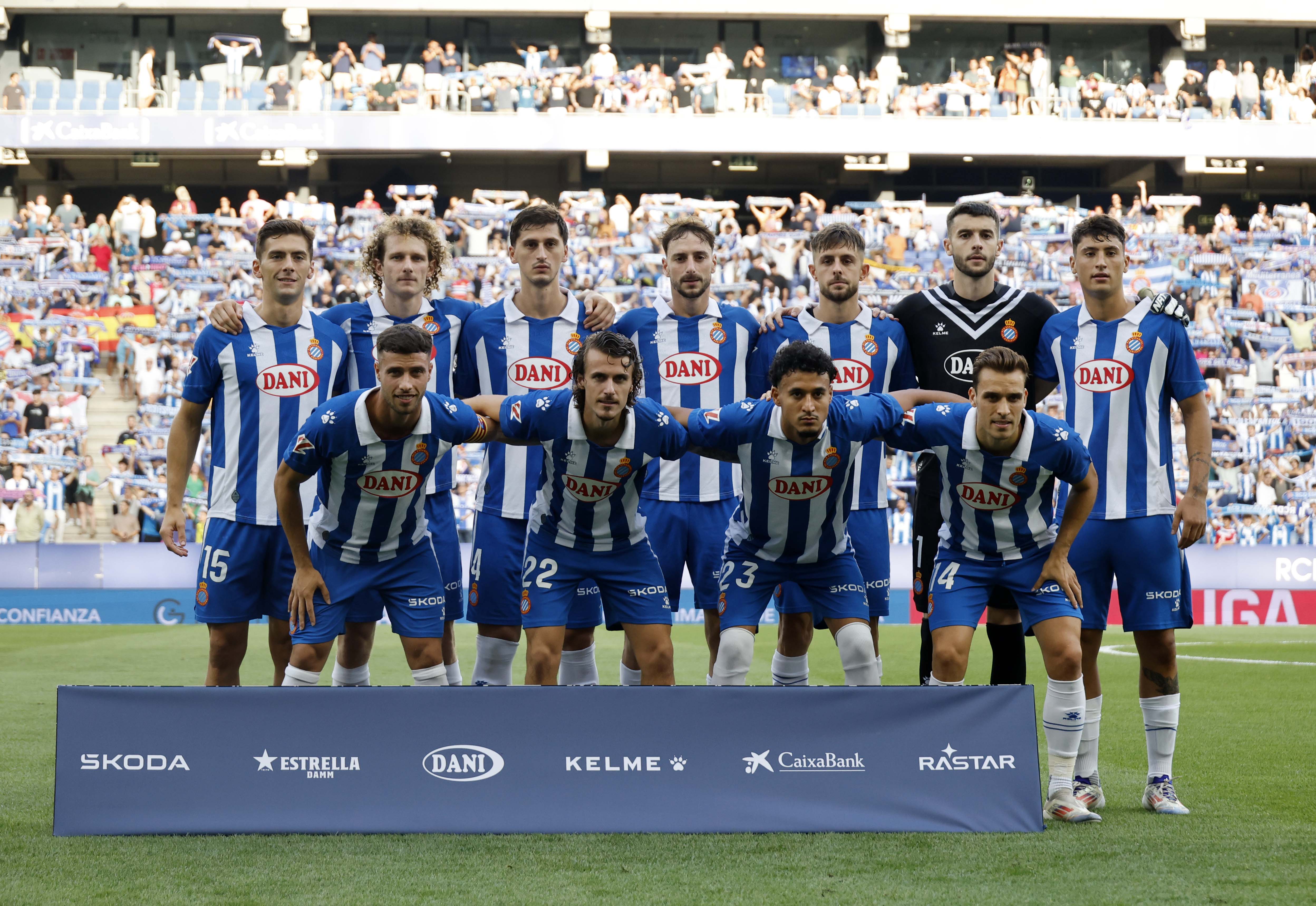 包含西班牙国家队积极备战友谊赛，展现团队精神的词条