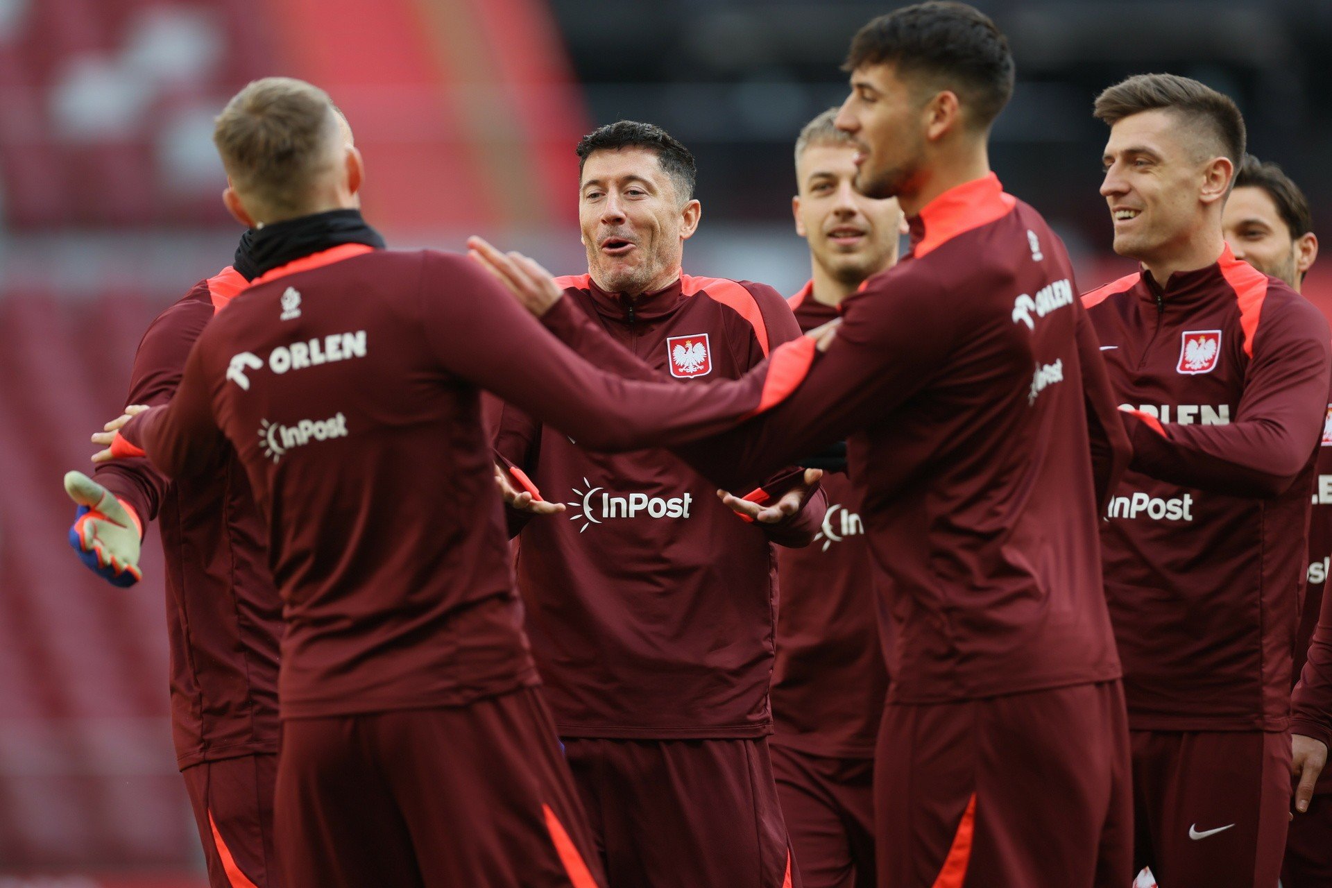 包含波兰国家队淘汰对手晋级欧洲一级赛事的词条