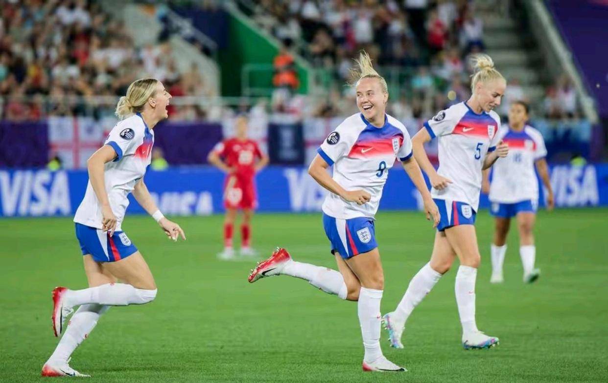 包含关注欧洲预选赛的球迷聚集，一同见证激烈对决的词条