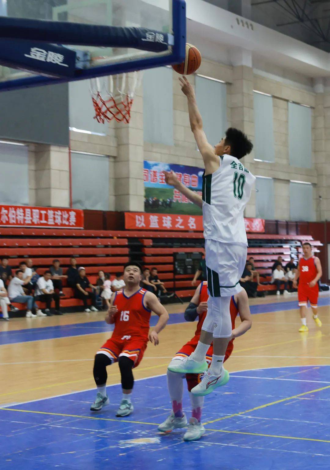 体育赛事留个下精彩瞬间激发观众热情的简单介绍