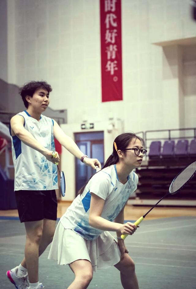 体育赛事留个下精彩瞬间激发观众热情的简单介绍