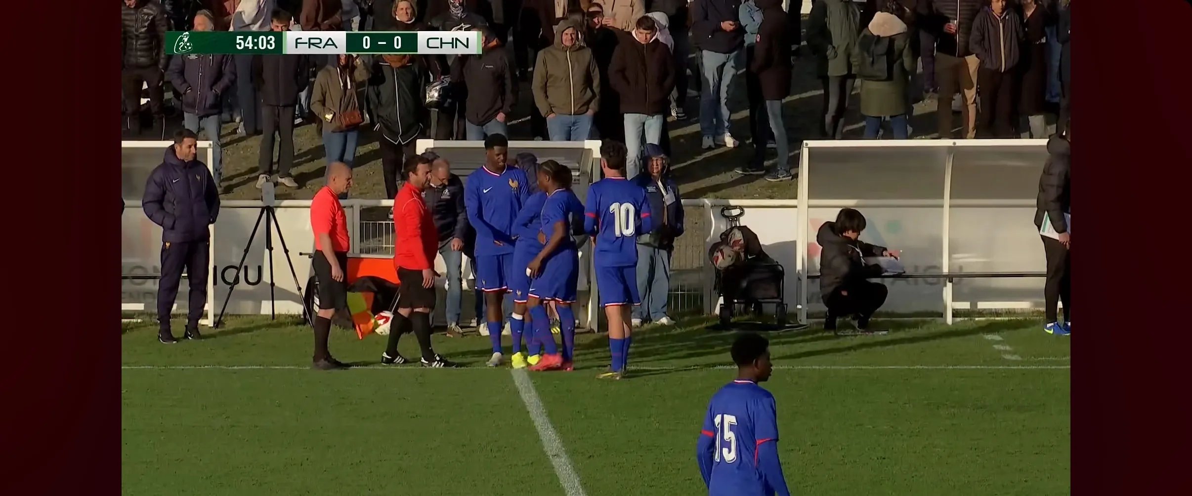 法国队在主场比赛中遭遇失败