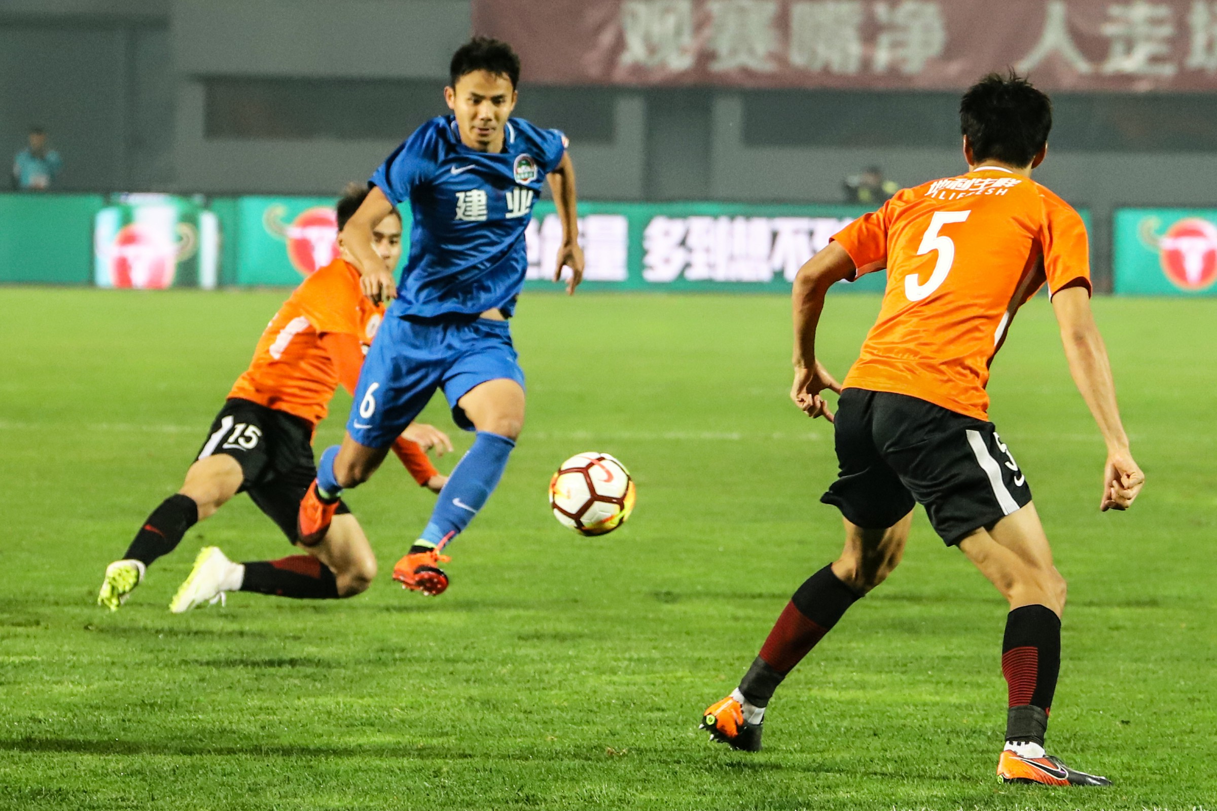 包含河南建业客场击败对手继续保持不败的词条