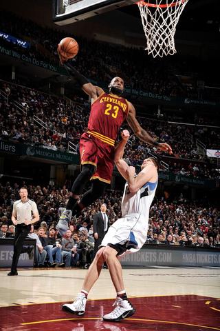 热血澎湃！球队拼搏不懈，力争优势的简单介绍