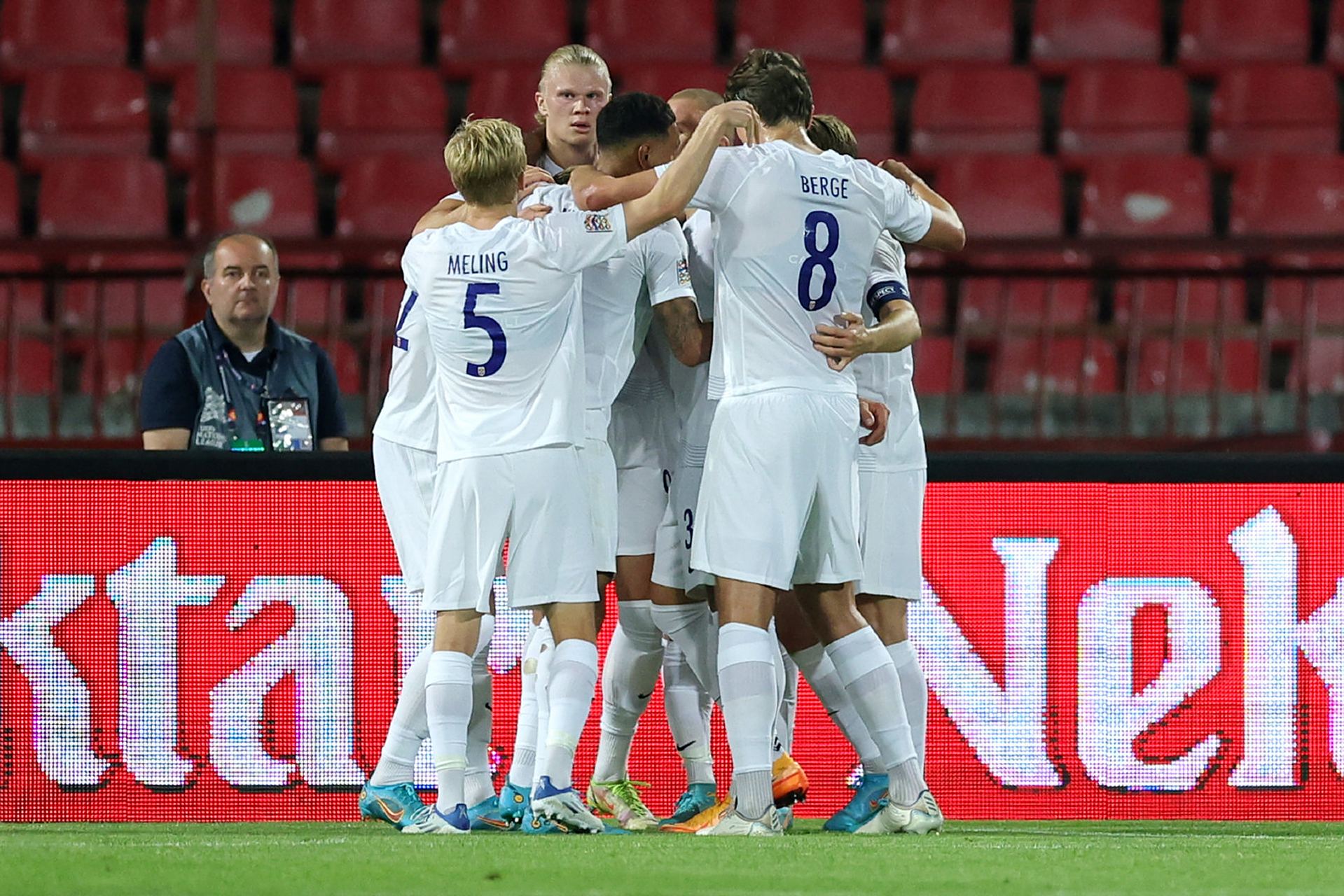 塞尔维亚队在对阵挪威队的比赛中大获全胜的简单介绍