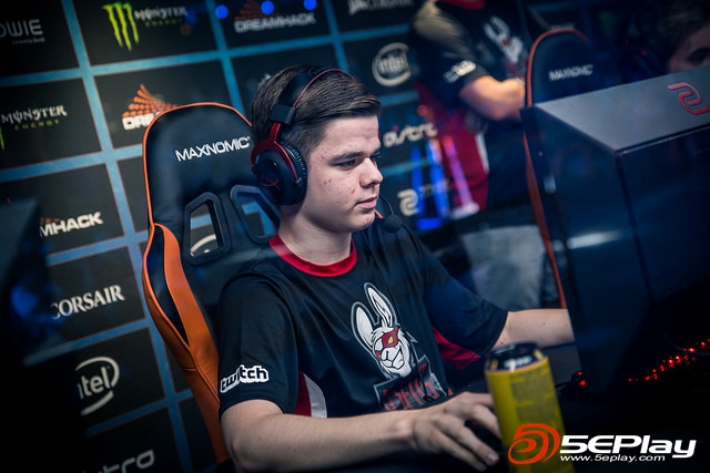 包含华伦西亚俱乐部在客场比赛中取得关键胜利的词条