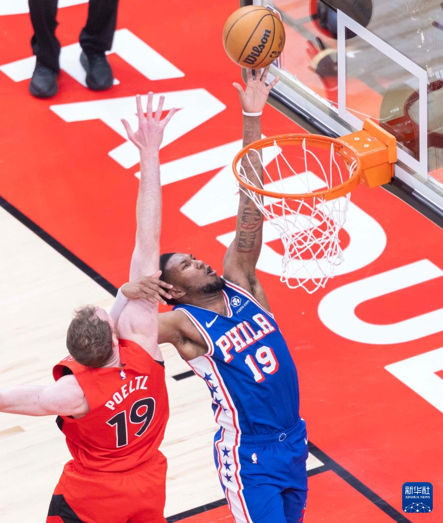 关于猛龙主场大胜篮网，保持不败的信息